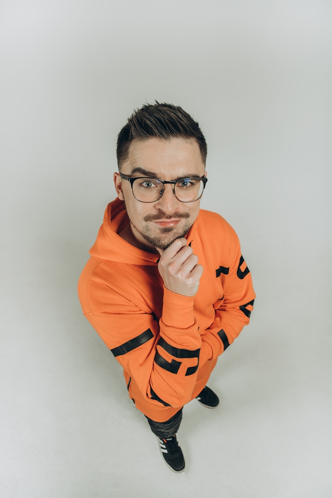 Шоумен и певец JULIK о первом альбоме, Dzidzio и активности в Instagram